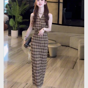 2025超火夏装一整套棕色格子挂脖衬衫梨型身材又酷又飒的穿搭套装