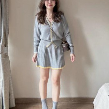 灰色撞色边针织开衫上衣两件套女2025春季女装毛衣外套百褶裙套装