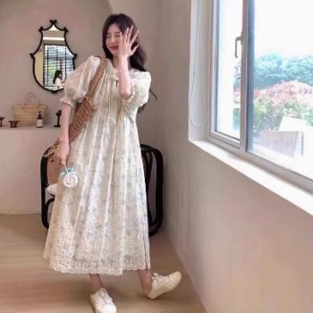 森系宽松温柔泡泡袖连衣裙夏装2025新款女盘扣孕妇设计感碎花裙子