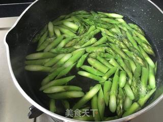 芦笋拌腰果的做法步骤：2
