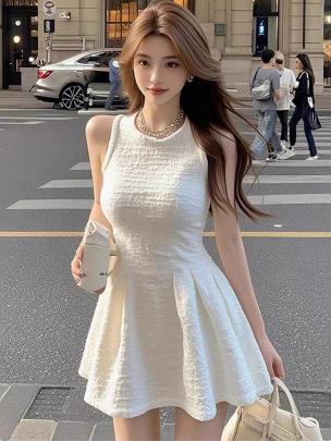 白色圆领无袖连衣裙女夏季法式气质千金名媛洋气高短精致性感短裙