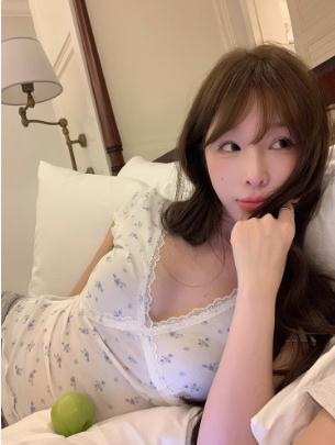 Lukira【撩系甜心】碎花v领蕾丝短袖t恤女夏纯欲修身显瘦印花上衣