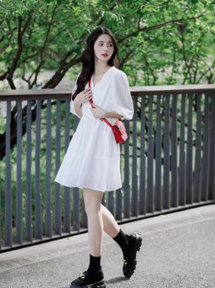 法式白色气质V领连衣裙子女夏季学院风小个子温柔风收腰显瘦短裙