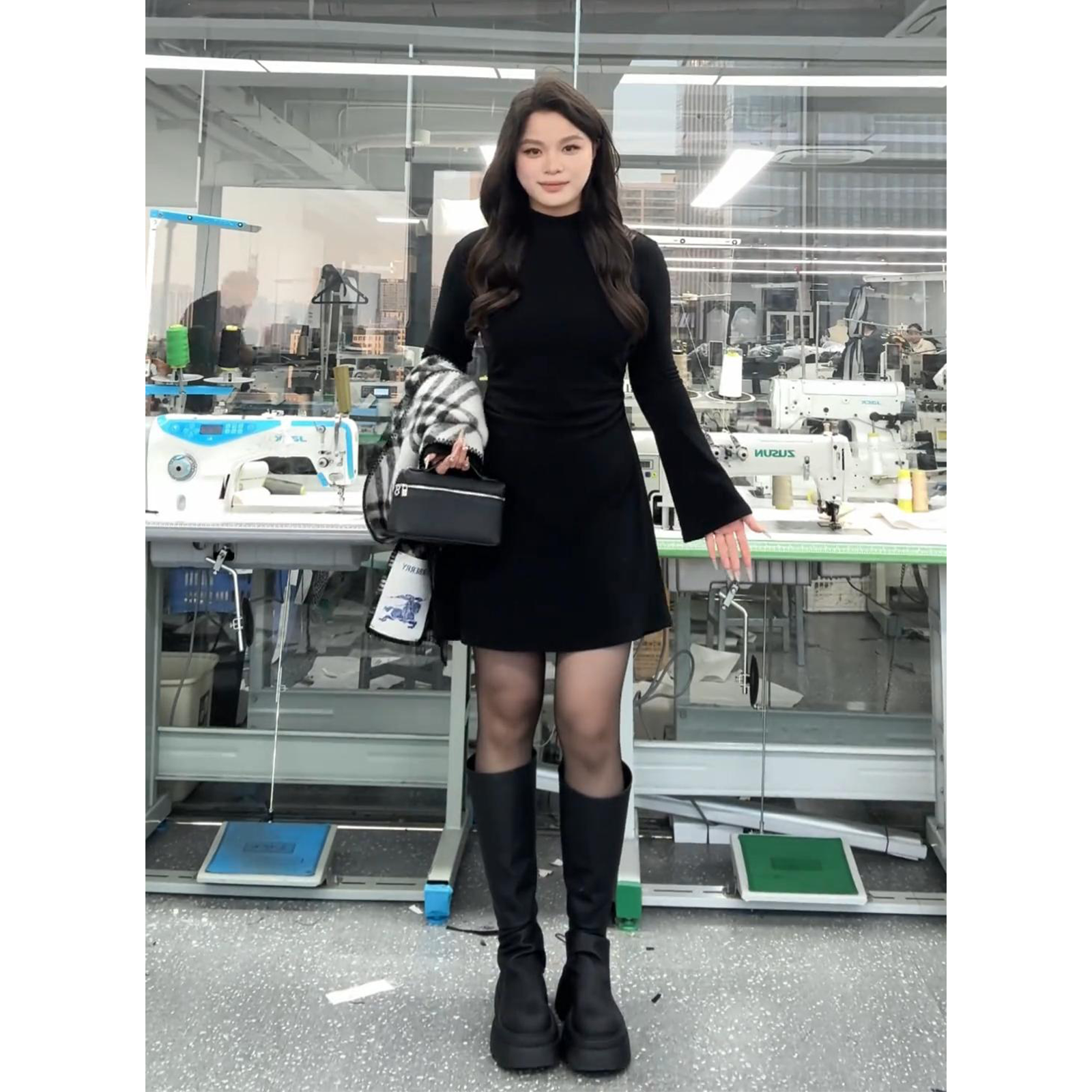 大码黑色气质半高领连衣裙女秋冬胖mm掐腰显瘦御姐风内搭打底裙子